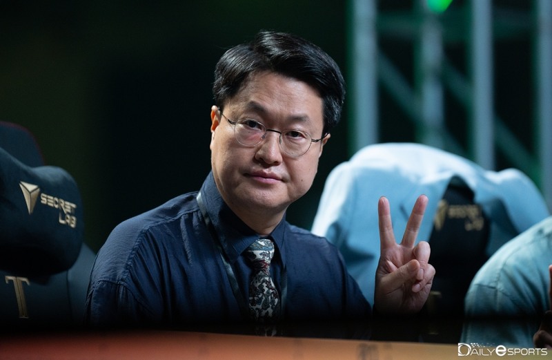 전용준 캐스터.