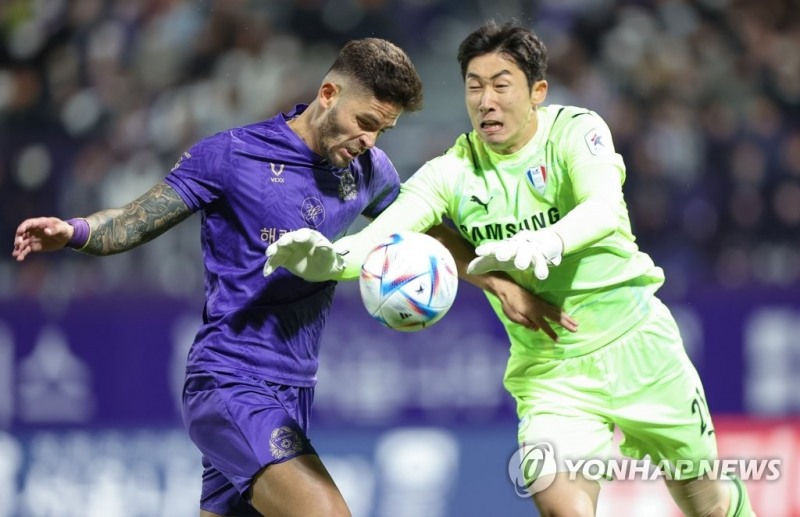 (안양=연합뉴스)  26일 경기도 안양시 안양종합운동장에서 열린 프로축구 승강 플레이오프 1차전 안양과 수원의 경기. 안양의 조나탄과 수원의 골키퍼 양형모가 골문 앞에서 경합을 벌이고 있다.