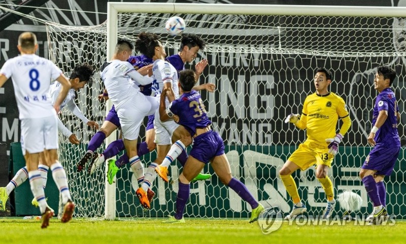 (안양=연합뉴스) 26일 경기도 안양시 안양종합운동장에서 열린 프로축구 승강 플레이오프 1차전 안양과 수원의 경기.양팀 선수들이 안양 골문 앞에서 혈투를 벌이고 있다.