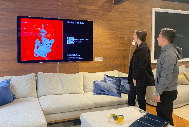 LG전자는 콜롬비아 고급 인테리어 브랜드와 협업해 LG 올레드 TV만의 차별화된 라이프스타일 경험을 선보인다고 27일 밝혔다. 사진은 관람객들이 콜롬비아 보고타에 있는 고급 인테리어 브랜드 지엔떼 플래그십 매장에서 LG 올레드 TV와 고급 인테리어 가구가 조화를 이룬 프리미엄 라이프스타일 공간을 즐기고 있는 모습. (사진 = LG전자 제공)