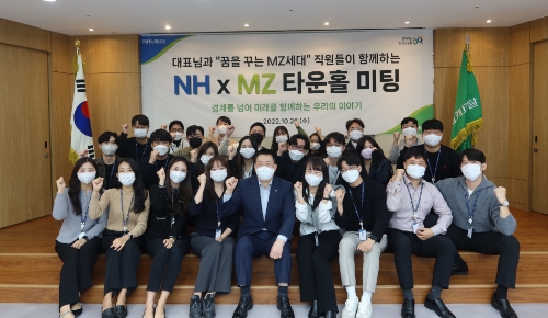 NH농협캐피탈은 26일, 서울 여의도 본사에서 MZ세대 직원들과 'NH농협캐피탈 MZ Talk' 타운홀 미팅을 개최했다. 조두식 NH농협캐피탈 대표(앞줄 왼쪽에서 다섯 번째)와 직원들이 기념촬영을 하고 있다. /사진제공=NH농협캐피탈