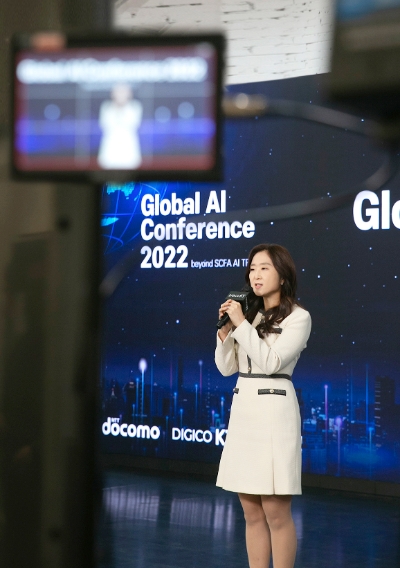 KT 융합기술원 AI2XL연구소장 겸 SCFA AI TF장 배순민 상무가 콘퍼런스 시작을 알리는 모습 (제공 : KT)