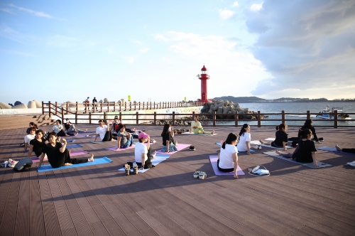 사계마을 해변요가 /사진제공=한국어촌어항공단