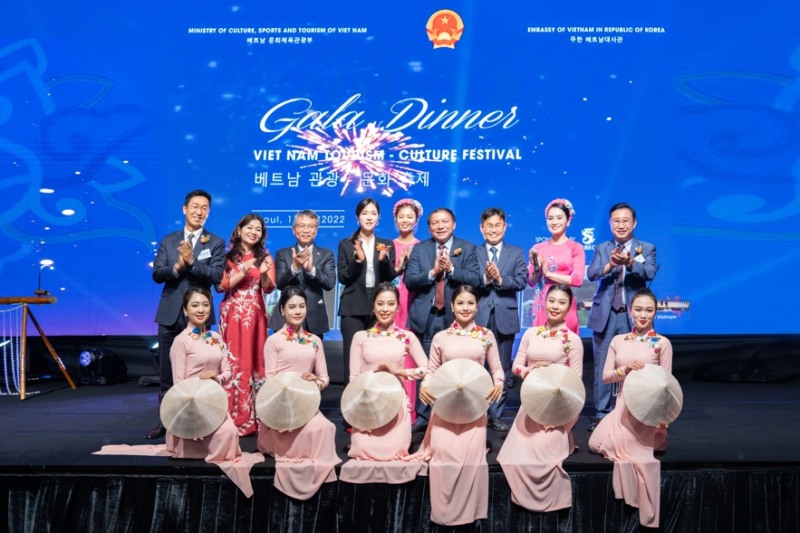 갈라디너쇼 피날레 기념촬영 왼쪽부터 차세영대표(콘돌), 응우옌 푸엉 화 국제협력국장(베트남 문화체육관광부), 응우엔 부 뚱 대사(주한 베트남대사관),이유진대표(WKBK완캐비캐), 응우옌 반 흥 장관(베트남 문화체육관광부),리쓰엉깐 관광대사(주한베트남관광청대표부)