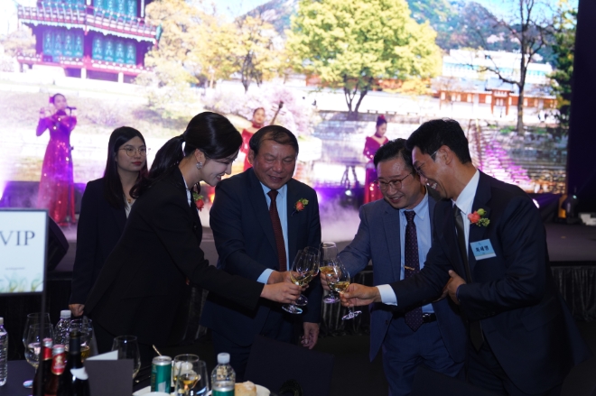 갈라디너쇼 만찬 왼쪽부터 이유진대표(WKBK완캐비캐),응우옌 반 흥 장관(베트남 문화체육관광부),리쓰엉깐 관광대사(주한베트남관광청대표부),차세영대표(콘돌)