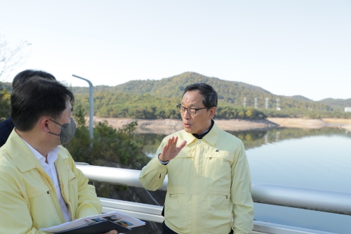 이병호 사장은 27일 나주호에 방문해 용수확보 현황을 점검하고 안정적인 농업용수 확보에 총력을 기울여 줄 것을 당부했다. (사진 제공 : 한국농어촌공사)