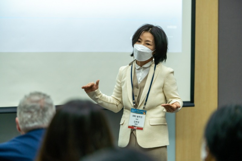 ㈜에스엠디솔루션 김현정 대표가 ‘2022 제론테크놀로지 세계대회’에서 코모랄을 소개하고 있다.