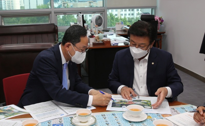 좌 명현관 군수, 우 윤재갑 국회의원 (사진제공 = 해남군)