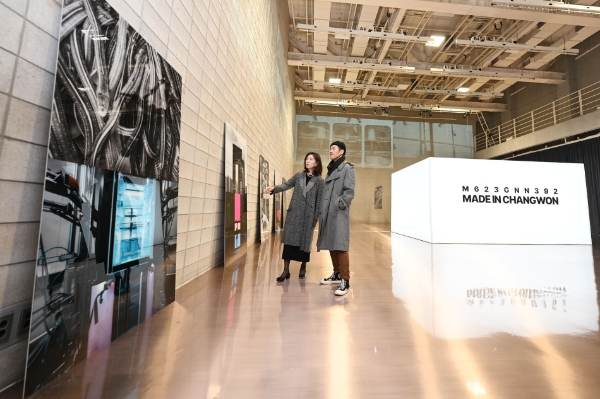 관람객들이 사진을 살펴보고 있다. / 사진 제공 : LG전자