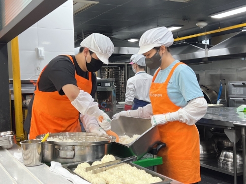 BBQ대학생 봉사단 올리버스 단원들이 서울노인복지센터 경로식당에서 배식을 준비하고 있다. (제공 : BBQ 올리버스)