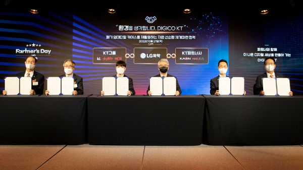 (왼쪽부터) KT 경영기획부문장 박종욱 사장, LG화학 남철 부사장, 가온미디어 임동연 대표, 마르시스 박용규 대표, KT스카이라이프 김철수 사장, HCN 홍기섭 사장이 업무협약을 마치고 기념촬영을 하고 있는 모습 / 사진 제공 : KT