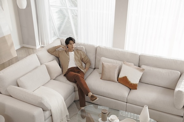 현빈이 앉아서 휴식을 취하고 있는 소파는 자코모 “헴프 코너형 젠위브 패브릭 소파”