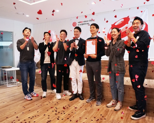 AI 통화비서 앱 2.0 개발을 맡았던 KT ‘Agile 프론티어 전문팀’이 수상 세리머니에 참석한 모습 / 사진 제공 : KT