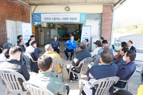 구복규 화순군수가 회원 농가들가 둘러 앉아 소통을 하는 모습 / 사진 제공 : 화순군