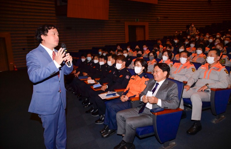 개그맨 안상태씨가 29일 오전 시청 대회의실에서 '광주소방 청렴119 토크콘서트'를 진행하는 모습 / 사진 제공 : 광주광역시