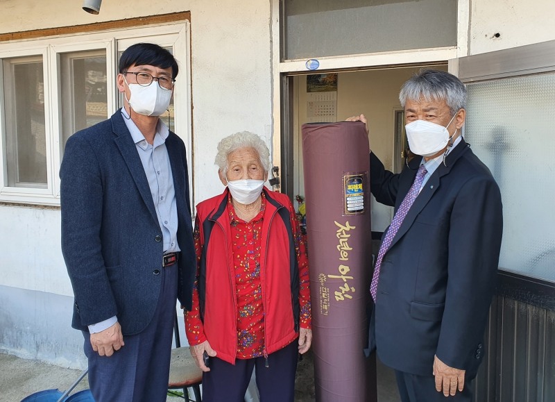 28일 시행 된 난방 매트 지원 사업 모습 (사진제공 = 정읍시)