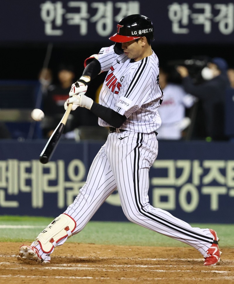 3차전에서 선발 라인업에서 이름이 빠졌던 홍창기가 4차전에는 리드오프 우익수로 이름을 올렸다.