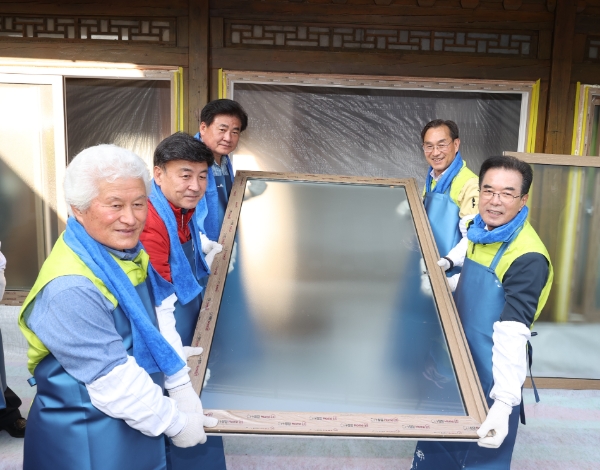 이성희 농협중앙회장(맨오른쪽)이 28일 경기 광주시 관내 농가에서 펼쳐진 사랑의 집고치기 봉사활동에서 소병훈 국회 농해수위원장 등 참석자들과 함께 지난 8월 집중호우로 손상된 창호를 교체하고 있다. / 사진 = 농협중앙회