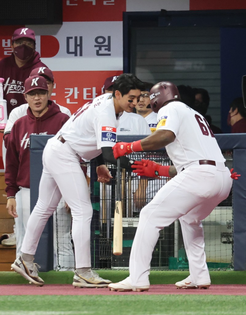 3회말 푸이그가 LG 선발 켈리로부터 역전홈런을 날린 뒤 이정후와 홈런 세러머리를 하고 있다.