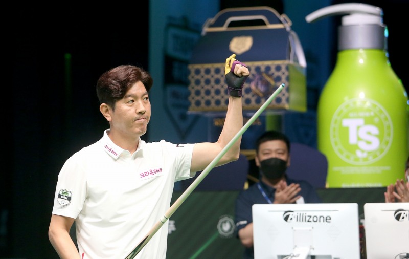 퍼펙트 큐를 쏘고 좋아했지만...8강진출을 놓치 김재근(사진=PBA)