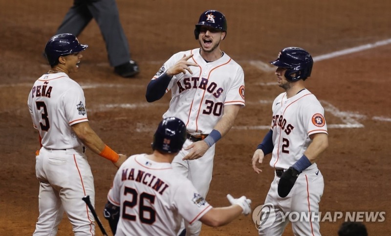 (휴스턴 EPA=연합뉴스) 휴스턴 애스트로스 카일 터커(가운데)가 29일(한국시간) 미국 텍사스주 휴스턴의 미닛메이드파크에서 열린 필라델피아 필리스와의 메이저리그 월드시리즈 1차전 3회말 3점 홈런을 친 뒤 동료들의 축하를 받고 있다. 터커는 2회와 3회, 연타석 홈런을 쳤다.