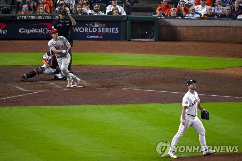 (휴스턴 USA투데이스포츠/로이터=연합뉴스) 필라델피아 필리스 포수 J.T. 리얼무토가 29일(한국시간) 미국 텍사스주 휴스턴의 미닛메이드파크에서 열린 메이저리그 월드시리즈 1차전, 5회초 휴스턴 애스트로스 선발 저스틴 벌랜더를 공략해 2타점 동점 2루타를 치고 있다.