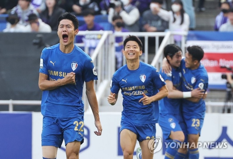 (수원=연합뉴스) 29일 경기도 수원월드컵경기장에서 열린 프로축구 승강 플레이오프 2차전 수원 삼성 블루윙즈와 FC안양의 경기. 골을 넣은 수원 안병준이 기뻐하고 있다.
