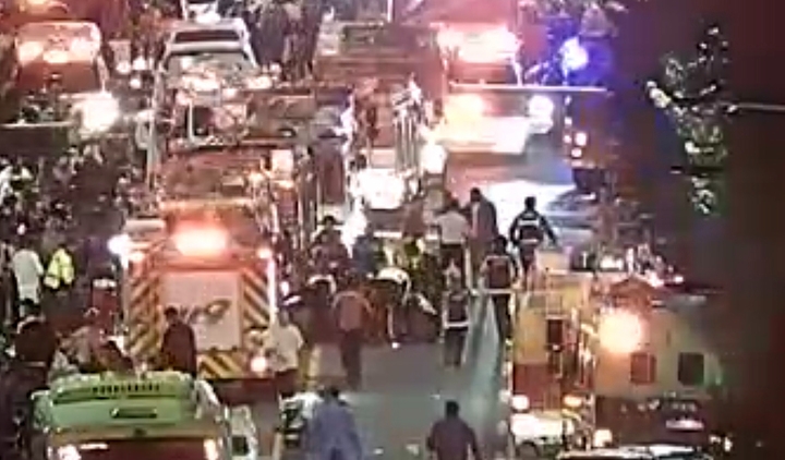 지난 29일 밤 서울 용산구 이태원 일대에서 대규모 심정지 사고가 발생해 소방당국 차량과 시민들로 이태원로 일대가 어수선한 모습이다. 발생 시각과 피해 규모는 파악 중이며, 사고 신고일시는 오후 10시15분께로 파악됐다. 경찰에 따르면 이날 이태원에는 10만명 이상의 인파가 몰렸다. (사진=뉴시스 서울경찰청cctv 캡처)