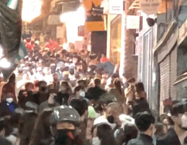 지난해 10월30일 밤10시 토요일 이태원에 운집한 인파 모습. / 사진 = 네이버 블로거 영상 캡처