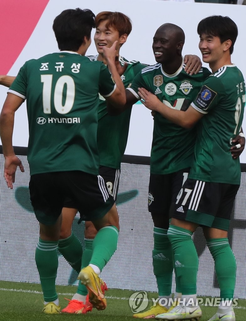 (전주=연합뉴스) 30일 전주월드컵경기장에서 열린 2022 하나원큐 FA컵 결승 2차전 전북 현대와 FC서울의 경기에서 전북 바로우(왼쪽 세번째)가 선취골을 넣고서 동료들과 기뻐하고 있다.