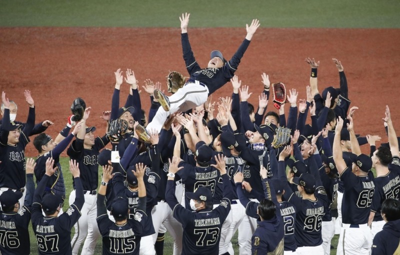 (도쿄 교도=연합뉴스) 일본프로야구 오릭스 버펄로스 선수들이 30일 일본 도쿄 메이지 진구구장에서 열린 야쿠르트 스왈로스와의 일본시리즈 7차전에서 5-4로 승리해 우승을 확정한 뒤, 나카지마 사토시 감독을 헹가래하고 있다.