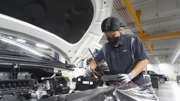 기아가 대고객 정비 서비스를 강화해 고객 중심 가치를 실현한다. 기아는 정비 시 고객 이동의 불편함을 해소하고 편의성을 제고하기 위해 △긴급출동 견인 시 이동 지원 △평일 야간 사전 입고 서비스를 운영하고 △K딜리버리 서비스의 고객 접점을 넓히는 등 고객 관점의 정비 서비스를 운영한다고 밝혔다. / 사진 제공 : 기아