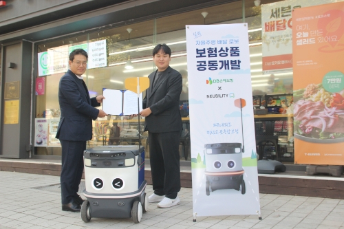 DB손해보험 김병은팀장과 뉴빌리티 이상민대표가 업무협약을 맺고 기념촬영을 하고있다.(왼쪽부터) / 사진 제공 : DB손해보험