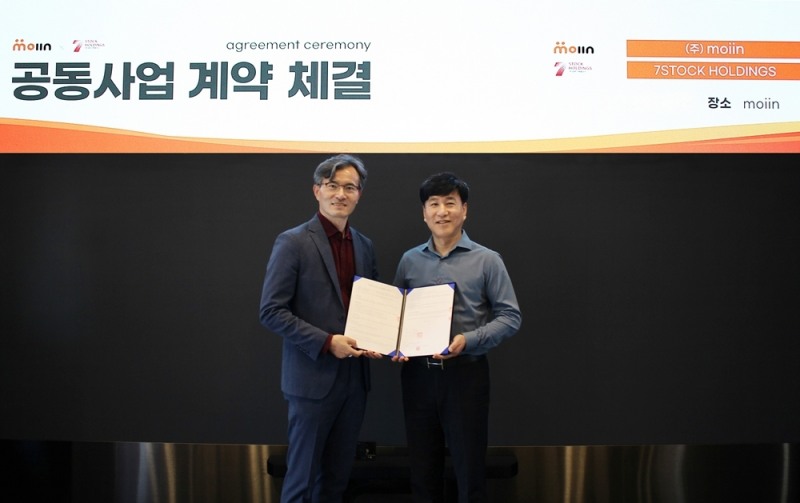 왼쪽부터 송영봉 세븐스톡홀딩스 대표, 옥재윤 모인 대표