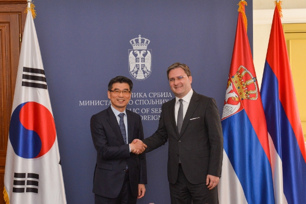 기아 송호성 사장과 세르비아 니콜라 셀라코비치(Nikola Selakovic) 외교부장관의 기념 촬영 모습