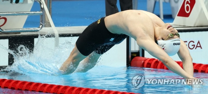 2020 도쿄올림픽 수영 남자 배영 200m 준결승전에서 이주호가 유선형 자세로 출발하는 모습. [연합뉴스 자료사진]