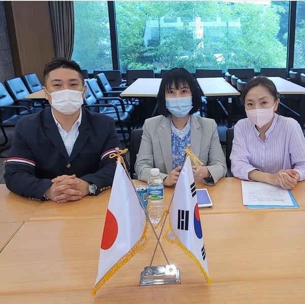 일본 바이어와 계약을 하고 있는 엔젤루카 윤상웅 대표. 사진=엔젤루카 제공