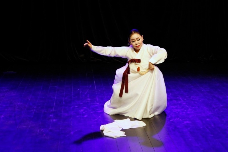 50여 년을 전승해 온 한국전통문화연구원의 인남순 원장이 직접 선보이는 김천홍 류의 '살풀이'춤 / 사진=Courtesy of artist, 한국전통문화연구원