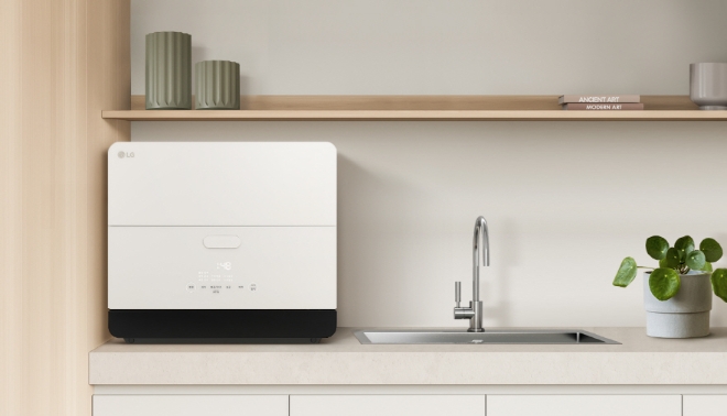 LG전자는 작은 주방에도 설치 가능한 ‘LG 디오스 오브제컬렉션 6인용 식기세척기’ 신제품을 최근 출시했다고 1일 밝혔다. 사진은 LG전자의 ‘LG 디오스 오브제컬렉션 6인용 식기세척기’가 1~2인용 가구 등 작은 주방에 설치된 모습. (사진 = LG전자 제공)
