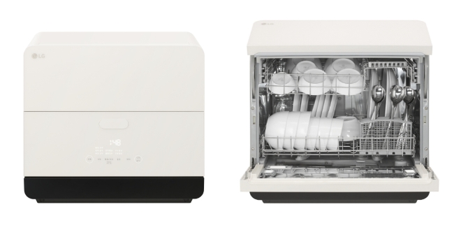 LG전자는 작은 주방에도 설치 가능한 ‘LG 디오스 오브제컬렉션 6인용 식기세척기’ 신제품을 최근 출시했다고 1일 밝혔다. 사진은 LG전자의 ‘LG 디오스 오브제컬렉션 6인용 식기세척기’의 내외부 모습. (사진 = LG전자 제공)