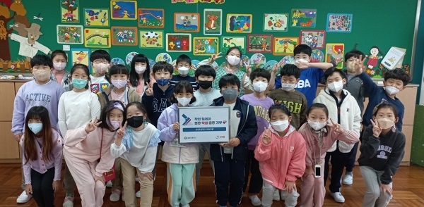 사진 : 송수초등학교 3학년 1반 학생들이 아나바다 알뜰시장 수익금을 굿피플의 그룹홈 아동을 위해 후원하며 학생 기부 릴레이‘좋은 학생, 좋은 기부’캠페인에 참여했다. / 굿피플 제공