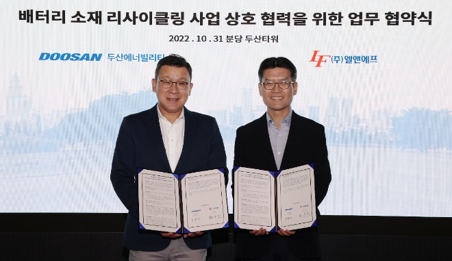 두산에너빌리티는 엘앤에프와 ‘배터리 소재 리사이클링 사업 협력’을 위한 업무협약을 체결했다고 1일 밝혔다. 사진은 지난달 31일 경기도 분당두산타워에서 열린 ‘배터리 소재 리사이클링 사업 협력에 관한 협약식’에서 두산에너빌리티 송용진 전략혁신부문장(왼쪽)과 엘앤에프 최수안 대표이사가  기념촬영을 하고 있는 모습. (사진 = 두산에너빌리티 제공)