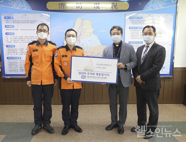김희철가톨릭대학교의정부성모병원행정부원장신부(가운데오른쪽)와문태웅동두천소방서장(가운데왼쪽)이샌드위치전달식을가졌다.