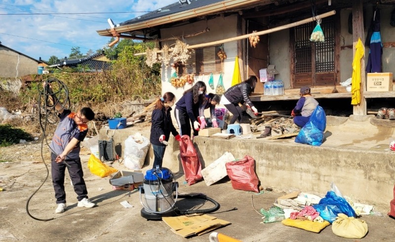 홀몸 어르신 청소 봉사 모습 (사진제공 = 나주시)