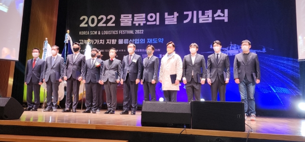 지난 1일 서울 중구 대한상공회의소에서 개최된 제 30회 물류의 날 기념 행사에서 소화물배송대행서비스 사업자 인증서를 수령한 김병우(사진 오른쪽 세 번째) 우아한청년들 대표가 어명소(사진 가운데) 국토교통부 2차관 등 관계자들과 함께 기념 촬영을 하고 있다. / 사진 제공 : 우아한청년들