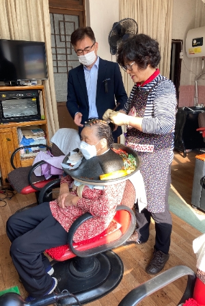 어르신 미용서비스 지원 사업 모습 (사진제공 = 군산시)