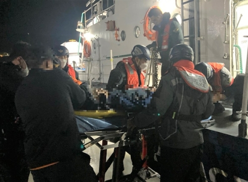 목포해경이 2일 새벽 신안군 하의도에서 발생한 응급환자를 경비함정을 통해 이송하고 있다 (사진제공 = 목포해양경찰서)