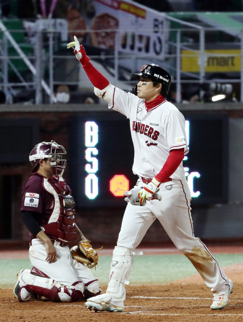 SSG의 4번 한유섬이 7회 1점 홈런을 날린 뒤 홈인하고 있다