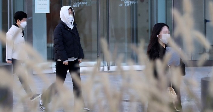 추위가 이어지고 있는 지난 19일 오전 서울 종로구 광화문네거리 인근에서 외투를 입은 시민들이 이동하고 있다.