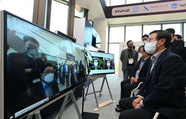 2일 서울 마곡 LG사이언스파크에서 LG전자 장익환 BS사업본부장이 B2B 유망 스타트업 발굴·육성 프로그램으로 선발된 스타트업의 기술 시연을 살펴보고 있다.